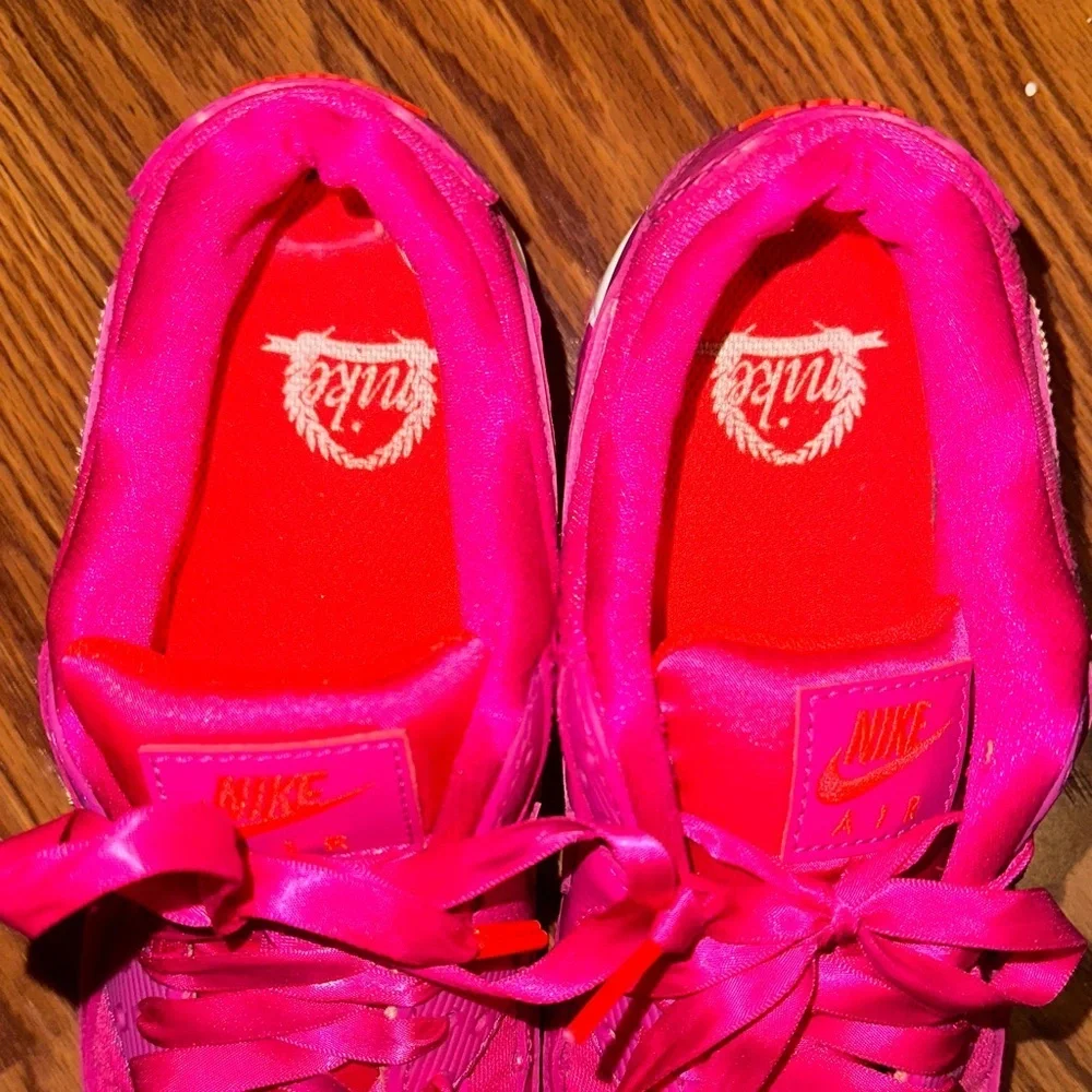 Nike vibrant fuchsia